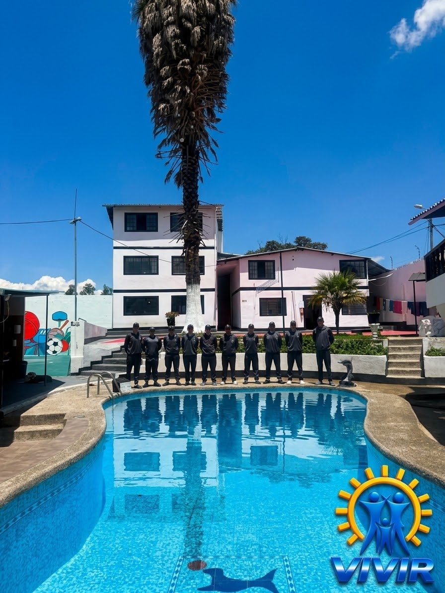 Equipo de Grupo Vivir frente a la piscina y las instalaciones